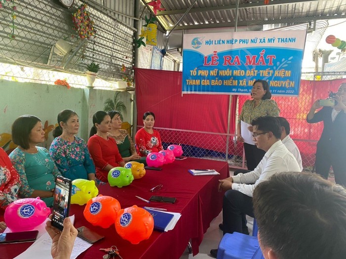 Các hội viên phụ nữ phấn khởi tham gia “Nuôi heo đất tiết kiệm tham gia bảo hiểm xã hội tự nguyện” tại tỉnh Long An.