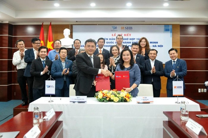 Tiến sĩ Ngô Thu Hà - Tổng Giám đốc SHB và Phó Giáo sư, Tiến sĩ Nguyễn Minh Tâm - Phó Giám đốc Đại học Quốc gia Thành phố Hồ Chí Minh trao thỏa thuận hợp tác.