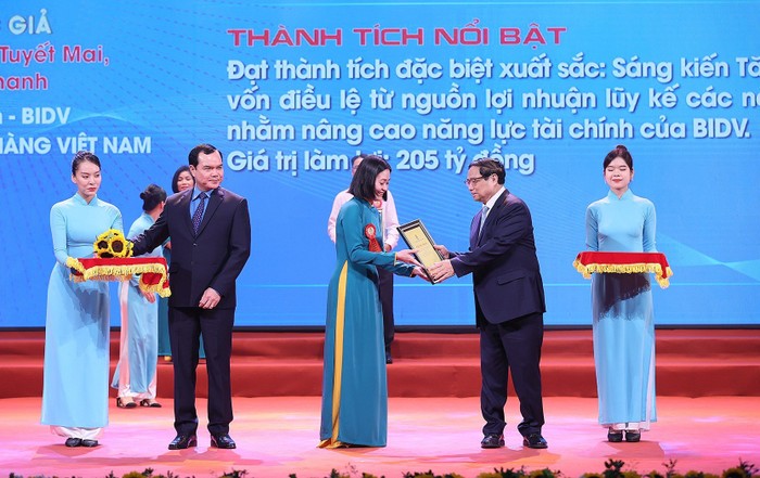 Thủ tướng trao các phần thưởng cao quý cho các tập thể, tác giả, nhóm tác giả xuất sắc tiêu biểu được tôn vinh. Ảnh: VGP/Nhật Bắc