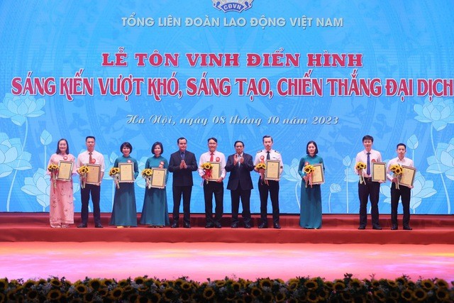 Thủ tướng Chính phủ chúc mừng các tập thể, tác giả, nhóm tác giả xuất sắc tiêu biểu được tôn vinh và cả những tập thể, cá nhân xứng đáng khác, đã góp phần tích cực vào việc thực hiện thắng lợi phong trào thi đua đặc biệt. Ảnh: VGP/Nhật Bắc