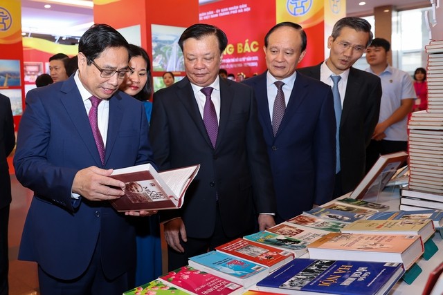 Thủ tướng và các đại biểu thăm triển lãm sách, ảnh &quot;Hà Nội - Ngàn hoa dâng Bác&quot; . Ảnh: VGP/Nhật Bắc