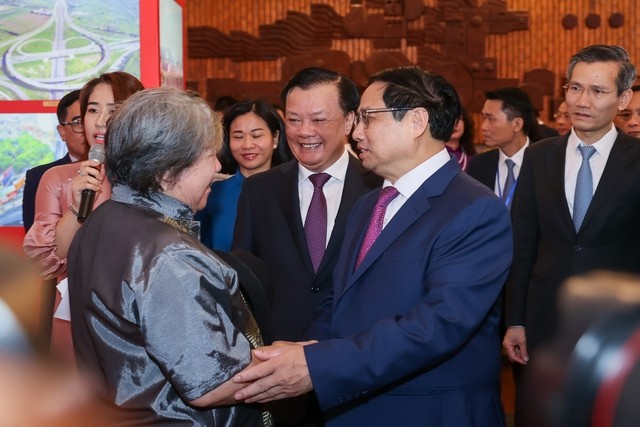 Thủ tướng thăm hỏi nhà sử học Lê Văn Lan - một trong những gương điển hình tiên tiến, người tốt việc tốt. Ảnh: VGP/Nhật Bắc