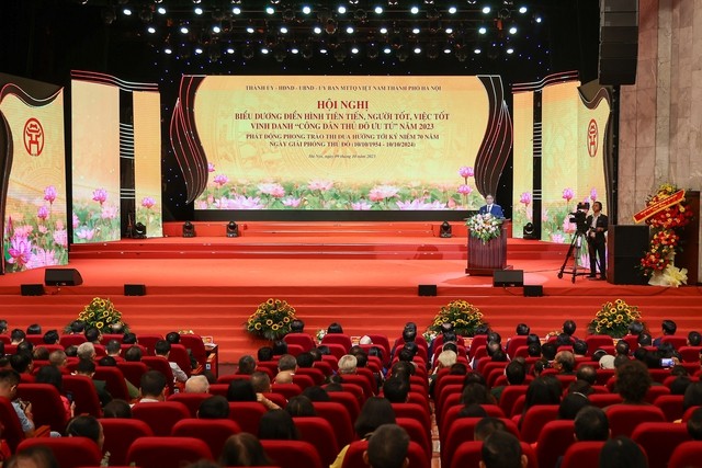 Thay mặt lãnh đạo Đảng và Nhà nước, Thủ tướng nhiệt liệt chúc mừng và biểu dương những kết quả, thành tích trong phong trào thi đua yêu nước của Thành phố Hà Nội. Ảnh: VGP/Nhật Bắc