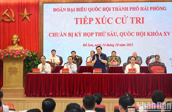 Chủ tịch Quốc hội Vương Đình Huệ, Phó Thủ tướng Chính phủ Trần Lưu Quang, Bí thư Thành ủy Hải Phòng Lê Tiến Châu cùng các đại biểu Quốc hội thành phố Hải Phòng dự hội nghị.