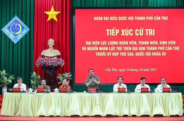 Thủ tướng Phạm Minh Chính và Đoàn đại biểu Quốc hội Thành phố Cần Thơ tại cuộc tiếp xúc cử tri. Ảnh: VGP/Nhật Bắc