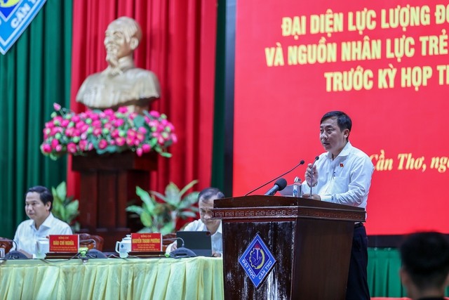 Ông Đào Chí Nghĩa, Phó Trưởng đoàn Đoàn đại biểu Quốc hội Thành phố Cần Thơ báo cáo tại buổi tiếp xúc cử tri. Ảnh: VGP/Nhật Bắc