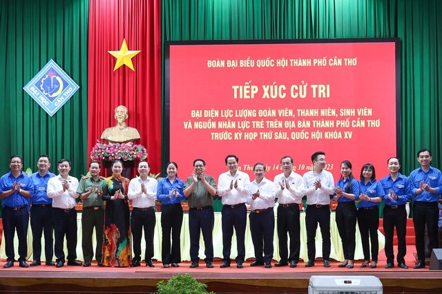 Thủ tướng chụp ảnh lưu niệm tại buổi tiếp xúc cử tri. Ảnh: VGP/Nhật Bắc