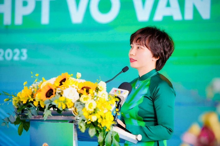 Bà Phạm Thị Nhung, Phó Tổng Giám Đốc VPBank phát biểu tại sự kiện khởi công xây dựng trường Trung học phổ thông Võ Văn Tần.