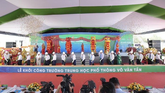Các đại biểu tham dự lễ khởi công Trường Trung học phổ thông Võ Văn Tần