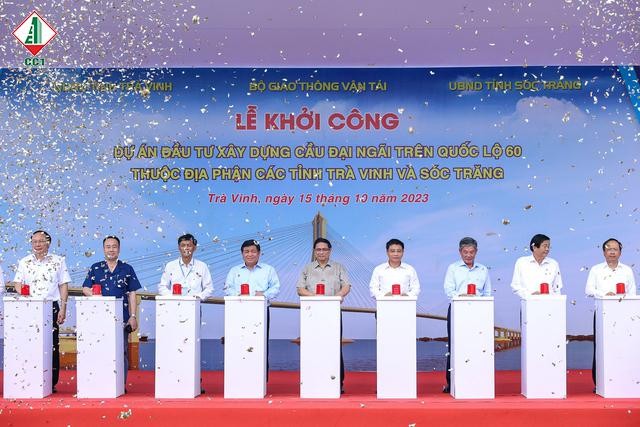 Thủ tướng Phạm Minh Chính, Bộ trưởng Nguyễn Văn Thắng cùng lãnh đạo các bộ, ngành, địa phương nhấn nút khởi công cầu Đại Ngãi.