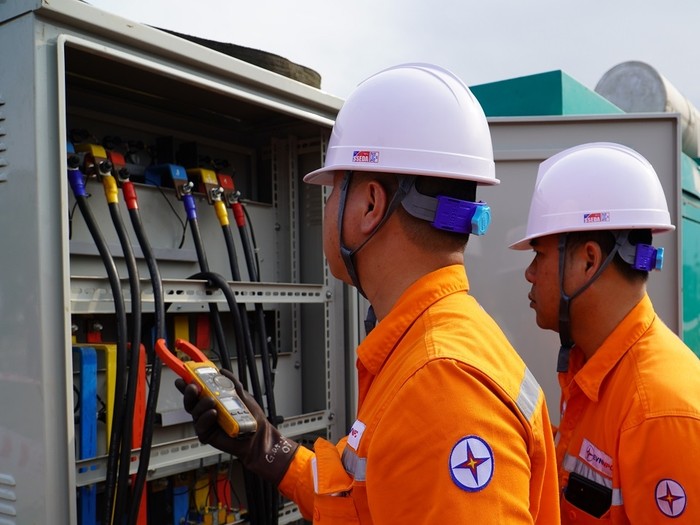 Điện lực thành phố Hạ Long kiểm tra thông số kỹ thuật đảm bảo cung cấp điện an toàn, liên tục.