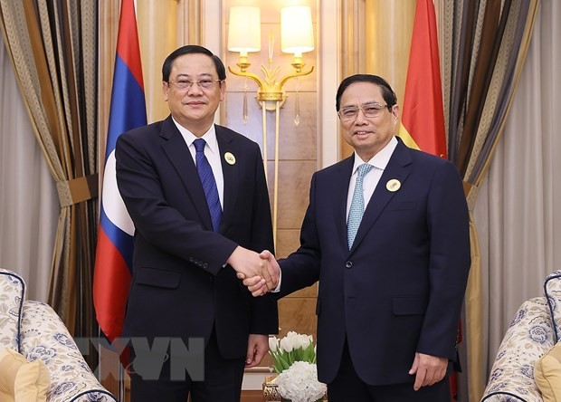 Thủ tướng Phạm Minh Chính gặp Thủ tướng Lào Sonexay Siphandone. (Ảnh: Dương Giang/TTXVN)