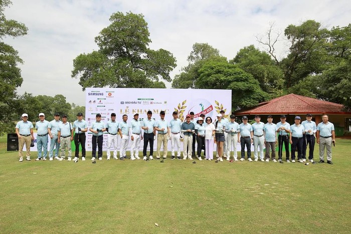 Các golfer chụp ảnh lưu niệm. Ảnh: Chí Cường