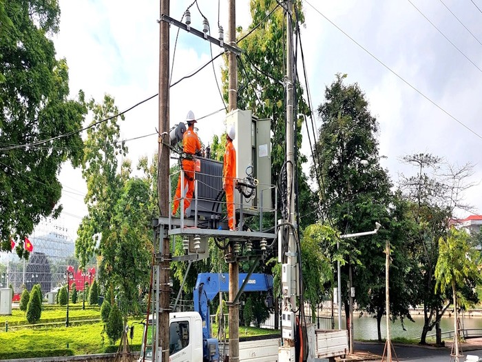 Công nhân Điện lực Thành phố Yên Bái kiểm tra, xử lý tồn tại các trạm biến phân phối.