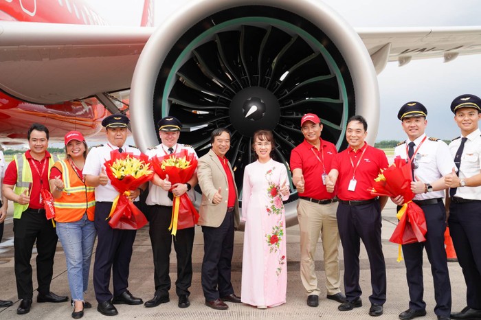 Nhân viên Vietjet chào đón tàu bay thứ 101 về với đội bay Vietjet