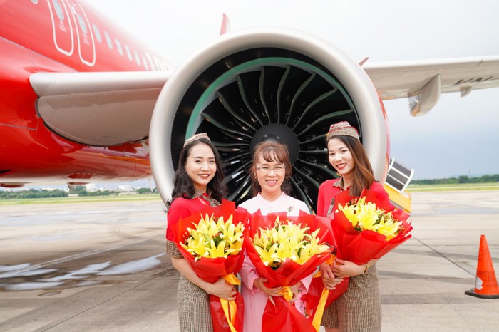 Chủ tịch Vietjet Nguyễn Thị Phương Thảo cùng hai tiếp viên trưởng Thu Hà và Minh Huyền đã đón tàu bay 01 đầu tiên và đón tàu bay thứ 101 của Vietjet