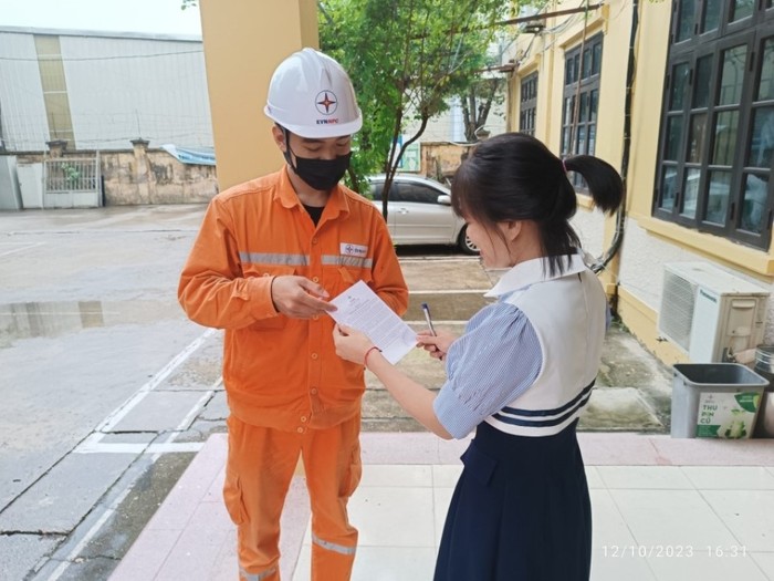 Nhân viên điện lực Quế Võ - PC Bắc Ninh phát tờ rơi tuyên truyền thay đổi lịch GCS.