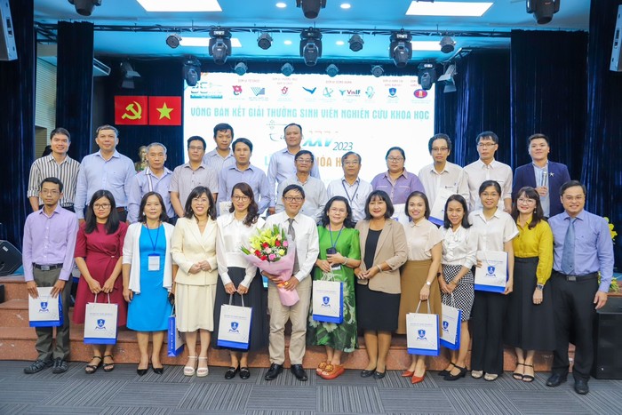 Tiến sĩ Trần Ái Cầm, Hiệu trưởng Trường Đại học Nguyễn Tất Thành tặng hoa cho Hội đồng khoa học, ban tổ chức và đơn vị đồng hành.