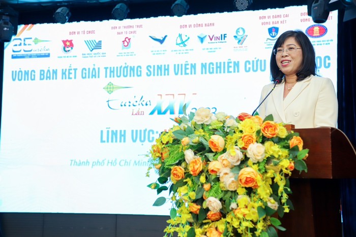 Tiến sĩ Trần Ái Cầm, Hiệu trưởng Trường Đại học Nguyễn Tất Thành - đại diện đơn vị tổ chức đăng cai vòng bán kết phát biểu khai mạc.