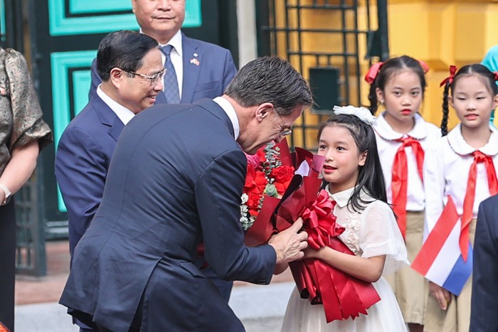 Các cháu thiếu nhi nhiệt liệt chào đón và tặng Thủ tướng Hà Lan Mark Rutte bó hoa tươi thắm. Ảnh: VGP/Nhật Bắc