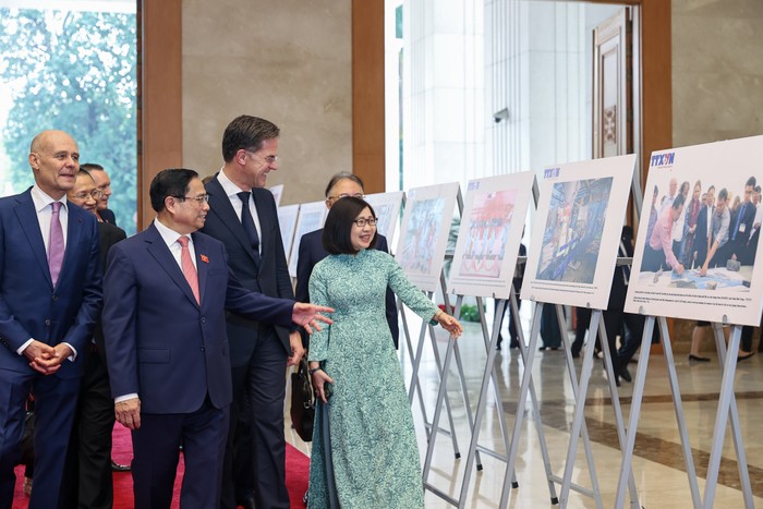 Thủ tướng Phạm Minh Chính giới thiệu tới Thủ tướng Mark Rutte các di sản văn hóa, cũng như các hình ảnh về các thành tựu kinh tế, xã hội, đối ngoại... của Việt Nam. Ảnh: VGP/Nhật Bắc