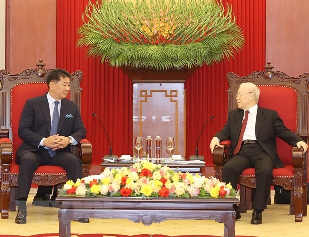 Tổng Bí thư Nguyễn Phú Trọng trao đổi với Tổng thống Mông Cổ Ukhnaagiin Khurelsukh về một số phương hướng, biện pháp lớn nhằm đưa quan hệ hai nước lên tầm cao mới trong giai đoạn mới. (Ảnh: Trí Dũng/TTXVN)