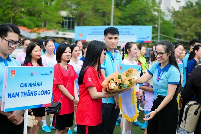 Đồng chí Đoàn Thị Kiều Hương - Bí thư Đoàn Thanh niên VietinBank, Trưởng Ban Tổ chức Giải tặng hoa và cờ lưu niệm cho các đội bóng tại Lễ khai mạc.
