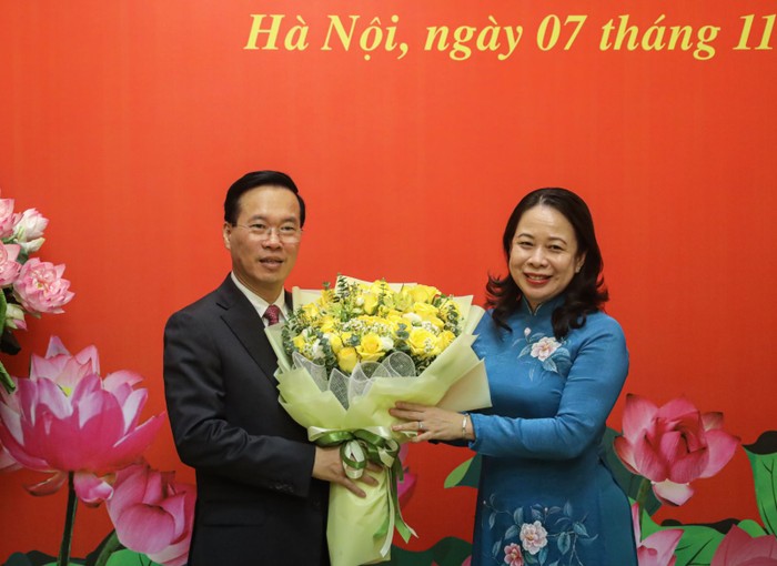 Phó Chủ tịch nước Võ Thị Ánh Xuân tặng hoa chúc mừng Chủ tịch nước Võ Văn Thưởng. Ảnh: VPCTN