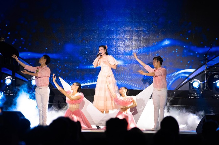 Ca sĩ Quỳnh Trang hát bài “Bụi Phấn” được phối lại hiện đại nhưng vẫn rất sâu lắng, tình cảm.