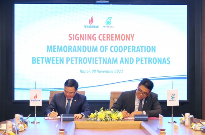 Lãnh đạo Tập đoàn Dầu khí Việt Nam (Petrovietnam) và Lãnh đạo Tập đoàn Dầu khí Quốc gia Malaysia (Petronas) ký Biên bản Hợp tác