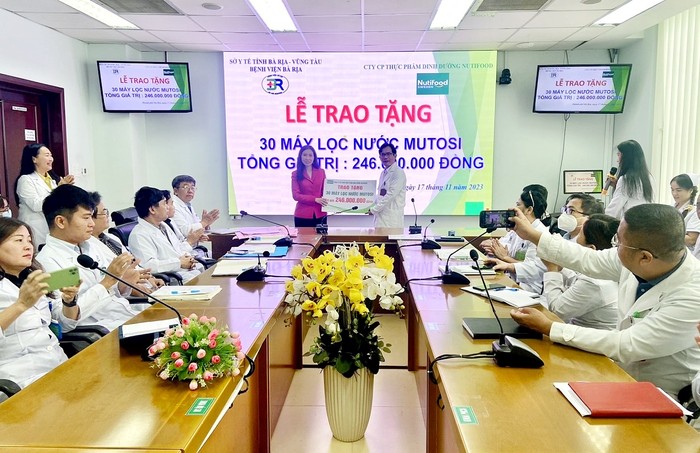 Bác sĩ Trần Thị Lệ - Tổng Giám đốc, Phó Chủ tịch Hội đồng quản trị Công ty CP Thực phẩm Dinh dưỡng Nutifood trao bảng tượng trưng 30 máy lọc nước cho Bệnh viện Bà Rịa. Ảnh: Tuệ Lâm