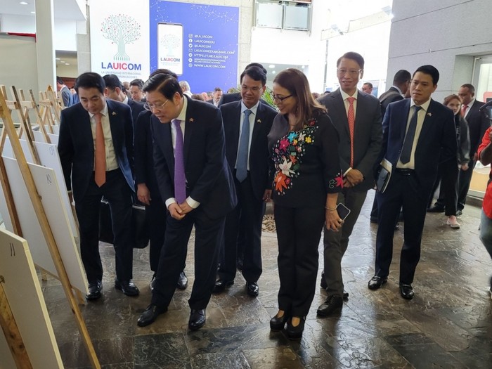Trưởng Ban Nội chính Trung ương Phan Đình Trạc tham quan trưng bày ảnh “Quan hệ hữu nghị truyền thống và đối tác toàn diện Việt Nam - Venezuela”.