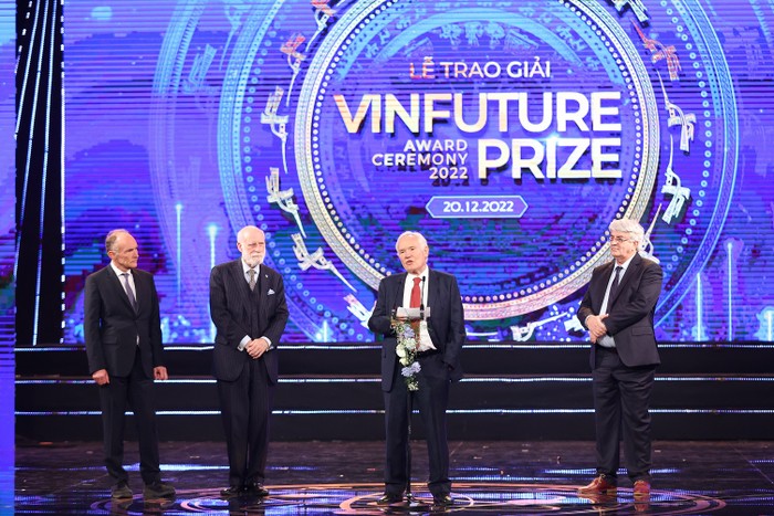 Giáo sư David Neil Payne phát biểu cảm nghĩ sau khi được trao Giải thưởng Chính VinFuture 2022. Ảnh: VFP.