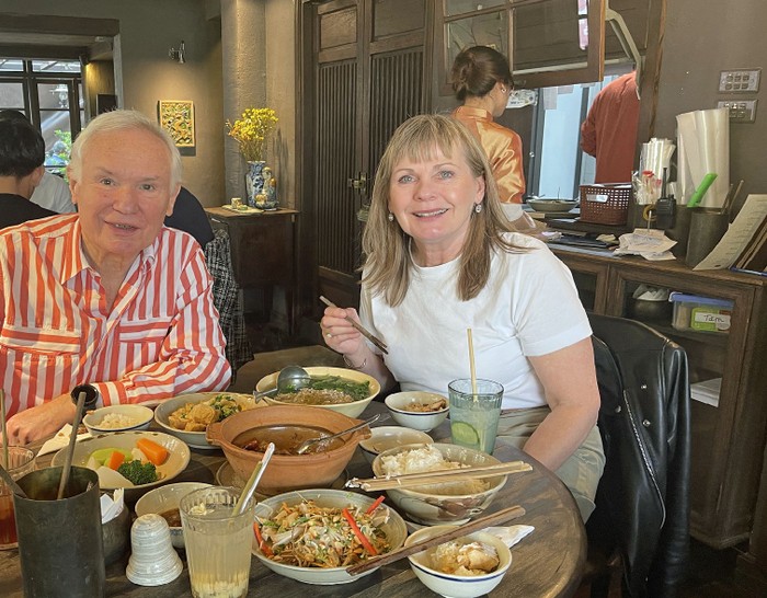 Giáo sư David Neil Payne và vợ thưởng thức ẩm thực Việt Nam nhân dịp đến Hà Nội để nhận Giải thưởng Chính VinFuture 2022. Ảnh: NVCC.