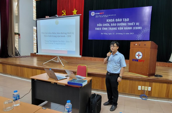 Tiến sĩ Nguyễn Kim Ánh – Giảng viên Khoa Điện - Trường Đại học Bách khoa Đà Nẵng báo cáo các nội dung tại khóa học