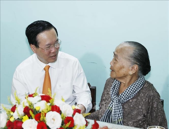 Chủ tịch nước Võ Văn Thưởng thăm, tặng quà bà Phạm Thị Liêm, là thương binh, từng hoạt động kháng chiến và bị địch bắt tù đày. Ảnh: TTXVN
