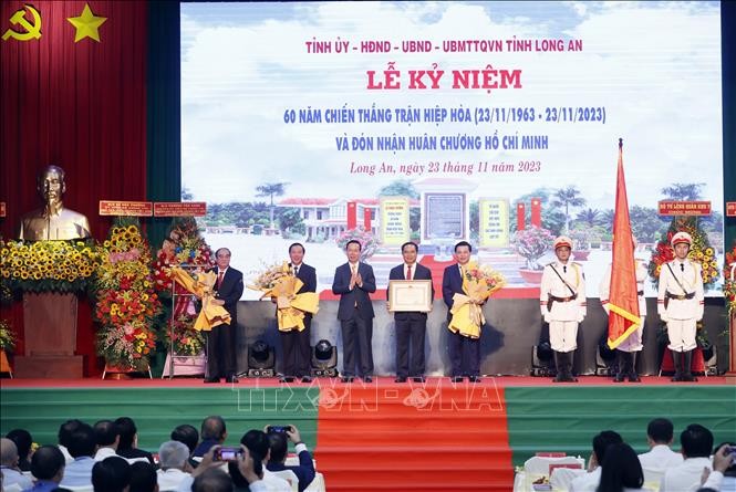 Chủ tịch nước Võ Văn Thưởng trao Huân chương Hồ Chí Minh cho tỉnh Long An. Ảnh: TTXVN