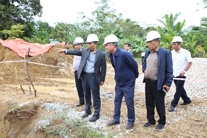 Chủ tịch Hội đồng thành viên EVNNPT – Nguyễn Tuấn Tùng kiểm tra một vị trí cột đường dây 220kV Nậm Sum – Nông Cống, thuộc địa bàn tỉnh Nghệ An, ngày 15/11/2023.