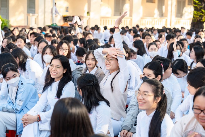 Hàng nghìn học sinh tại Trường Trung học phổ thông Chuyên Lê Hồng Phong, Thành phố Hồ Chí Minh hào hứng với buổi chia sẻ về Tiếng nói Xanh.