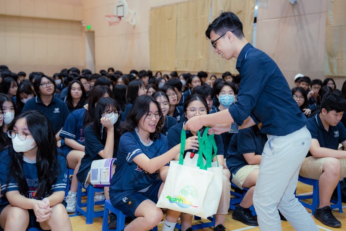 Ban Tổ chức giới thiệu những thông tin về cuộc thi và tặng quà lưu niệm cho học sinh Trường Trung học Vinschool Central Park, Thành phố Hồ Chí Minh.