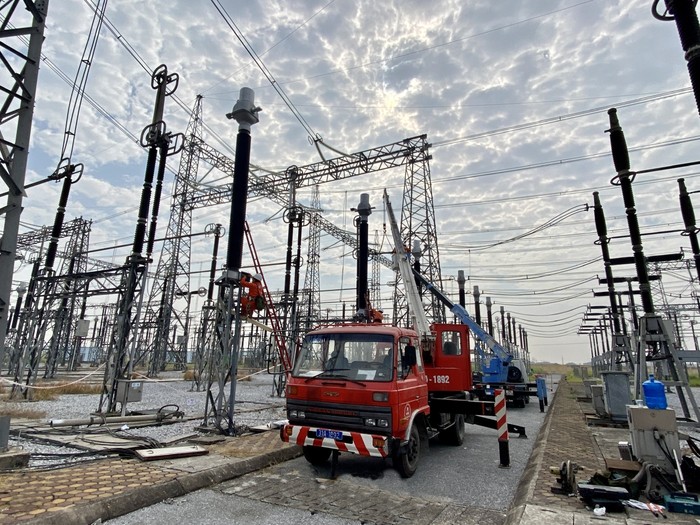 Các nhóm thi công thực hiện thay TI531 tại TBA 500kV Thường Tín.