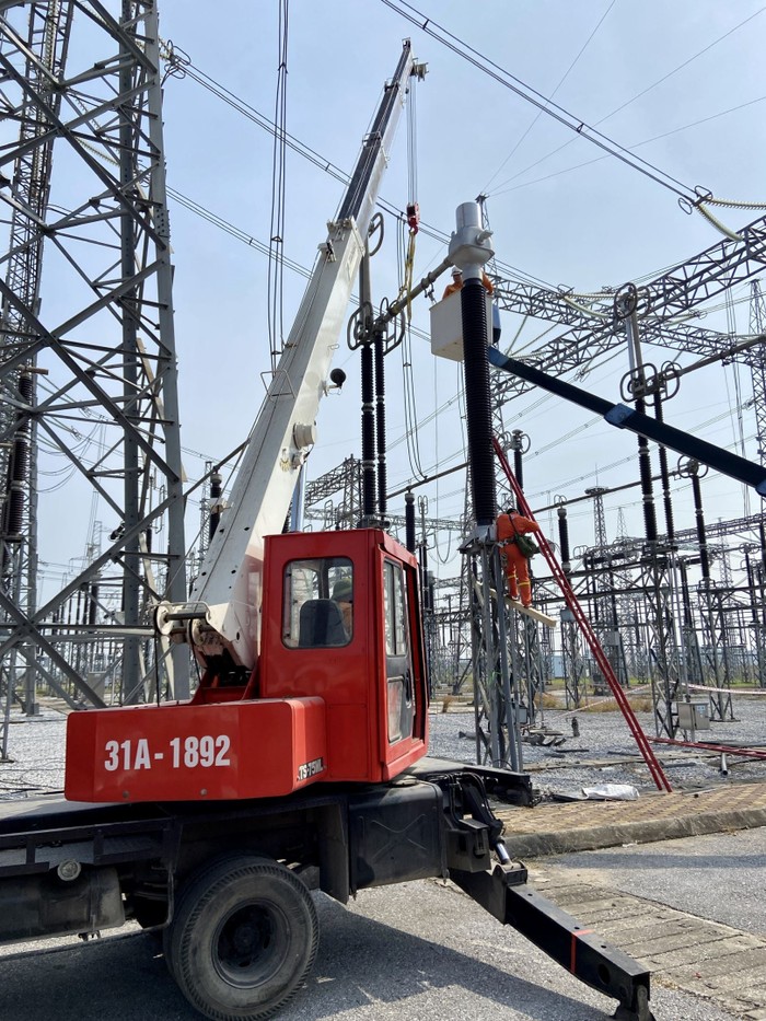 Nhân viên quản lý vận hành xử lý khiếm khuyết trong TBA 500kV Thường Tín.