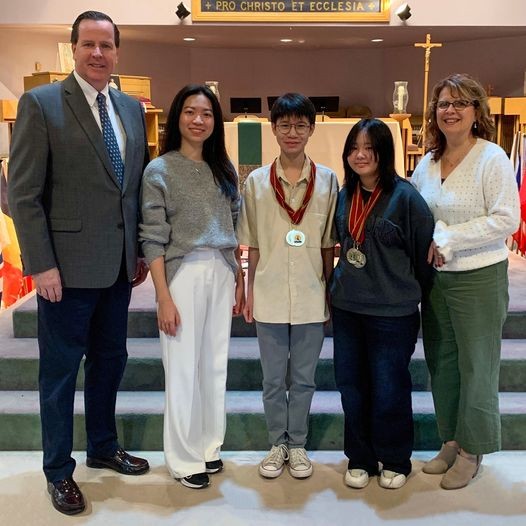 Anh Thư và Gia Huy là bạn cùng lớp 9.3 tại Trường Quốc tế SNA Marianapolis và là đồng đội trong cuộc thi World Scholar’s Cup, hạng Junior.