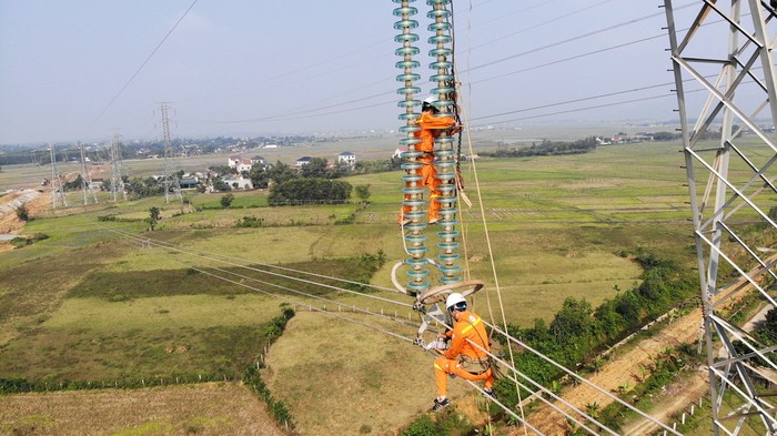 Nhân viên Quản lý vận hành Truyền tải điện Nghệ An tham gia thi công thay sứ, vệ sinh, khắc phục khiếm khuyết trên ĐZ 500kV 571 Hà Tĩnh đi 571 Vũng Áng.