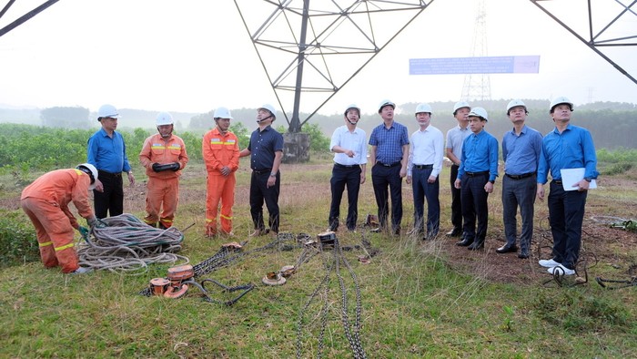 Lãnh đạo PTC1, lãnh đạo Truyền tải điện Hà Tĩnh cùng đoàn công tác trực tiếp chỉ đạo, động viên lực lượng thi công tại chân công trình.