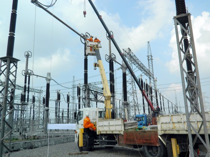 Lực lượng thi công sửa chữa khiếm khuyết trong TBA 500kV Hà Tĩnh.