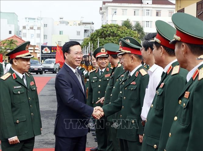 Chủ tịch nước Võ Văn Thưởng với lãnh đạo, cán bộ Bộ Tư lệnh Quân khu 5.