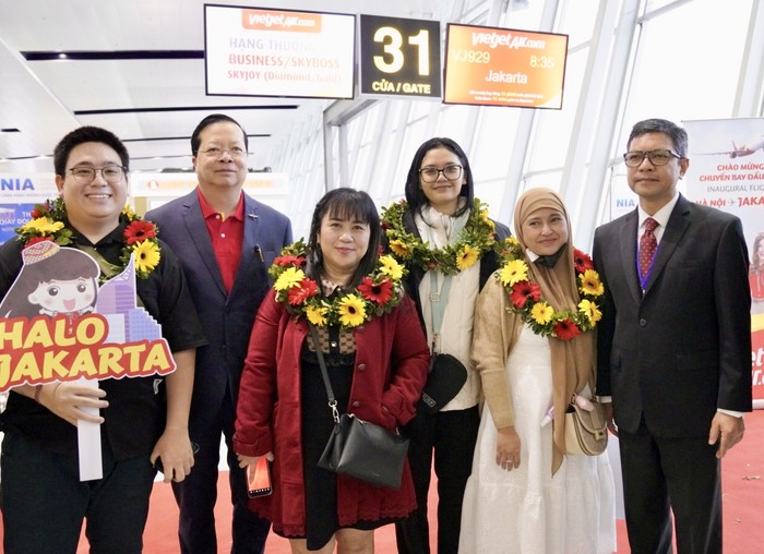Những hành khách trên chuyến bay khai trương Hà Nội - Jakarta được chào đón và tặng hoa.