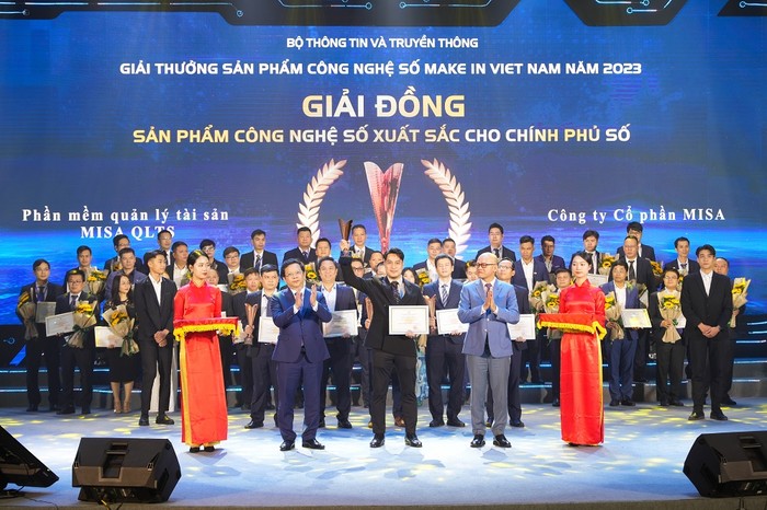 Ông Trần Mạnh Dũng - đại diện Khối Kinh doanh Hành chính sự nghiệp của MISA nhận giải Đồng ở hạng mục Sản phẩm số xuất sắc cho Chính phủ số với MISA QLTS.