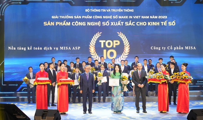 Bà Bùi Thị Trang - Giám đốc phát triển sản phẩm MISA ASP nhận nhận giấy chứng nhận Top 10 Sản phẩm số xuất sắc cho Kinh tế số với nền tảng kế toán dịch vụ MISA ASP.